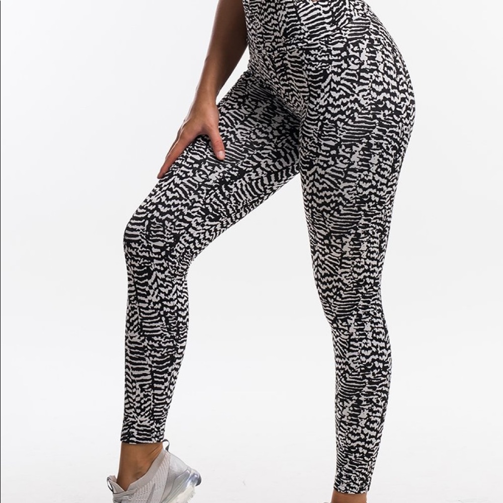ECHT ESSENTIA SCRUNCH LEGGINGS